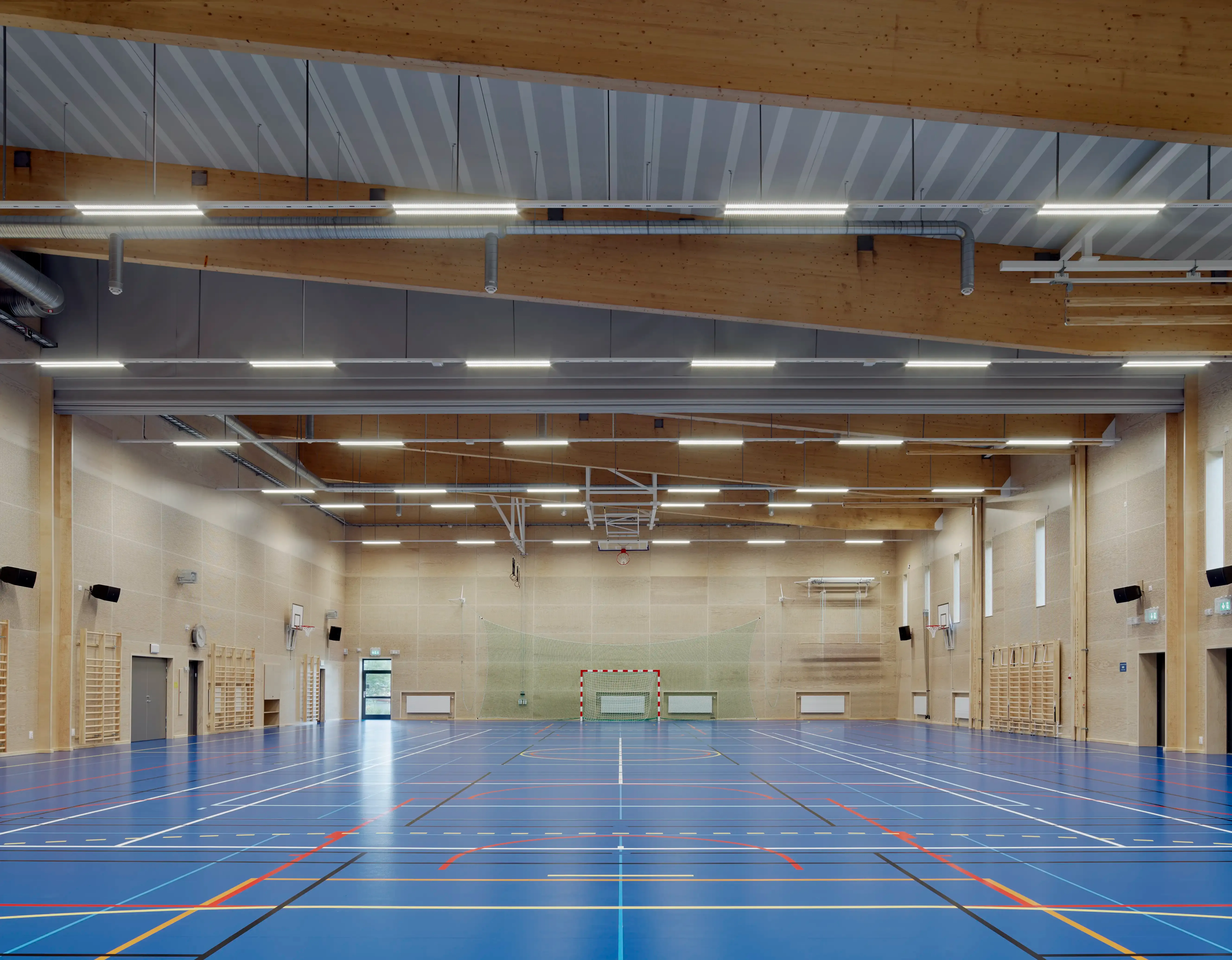 Gunnestorpsskolan idrottshall med limträbalkar