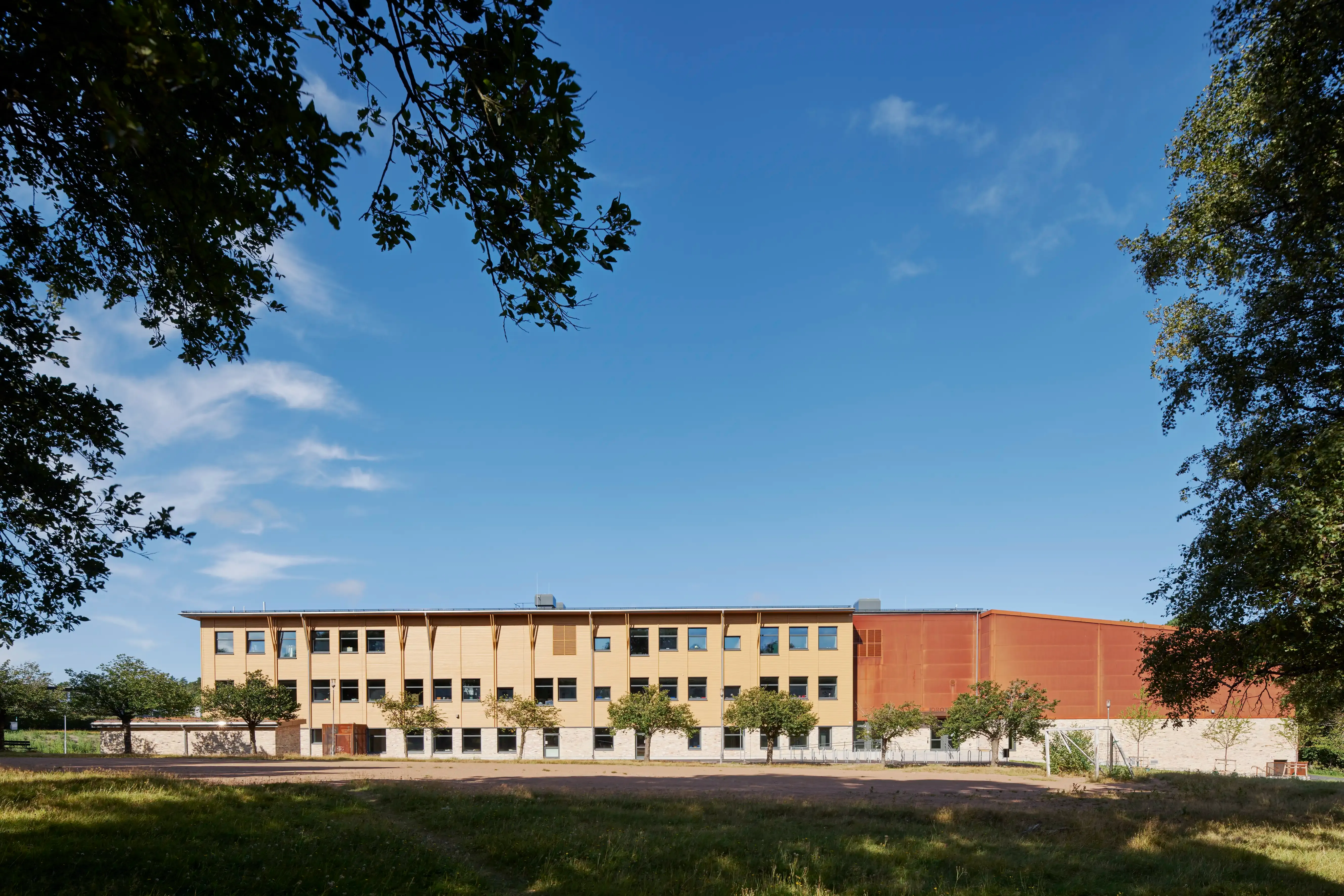 Gunnestorpsskolan skolbyggnad med integrerad idrottshall